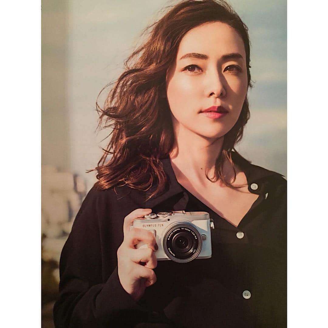 霧島れいかのインスタグラム：「カメラ好きにもっとなりそう📷!! 3月上旬に発売予定の OLYMPUS PEN E-PL9 可愛いし 軽くて 機能も分かりやすくて使いやすい✨ 写真もグググーンとかなり素敵に撮れちゃう! 絶対 持ち歩いてたくさん撮るよ☻  発売が楽しみすぎるのです♡  #camera #olympus#olympuspen #new #photography#fashionmagazine #GLOW」