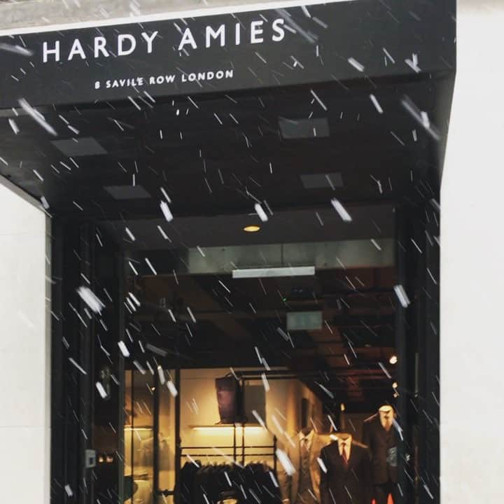 のインスタグラム：「We are currently experiencing some online order delays due to the snow.... however pop into our flagship store at number 8 Savile Row for complementary free coffee. #savilerow #hardyamies #snowday」