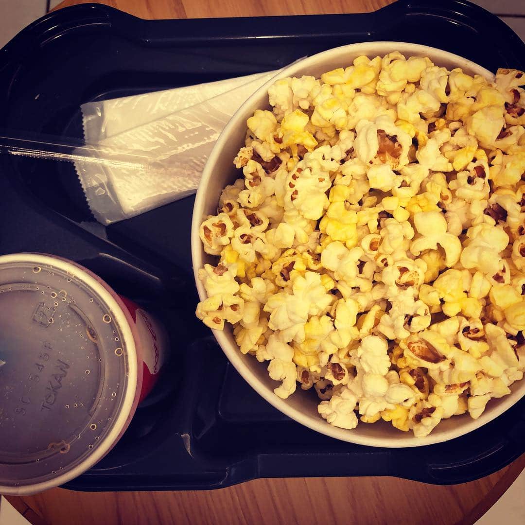 向山毅のインスタグラム：「映画館といえばポップコーンにコーラ🍿 #グレイテスト・ショーマン #サイコーでした #音楽が素晴らしい #映像も素晴らしい #映画館なのに思わずブラボーと叫びそうになった #いやーいいねー #ミュージカルってサイコー #早速サントラ聴いてる #またいい #たぶんまた観る」