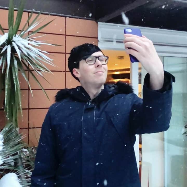のインスタグラム：「‪thought i’d help improve @AmazingPhil’s selfie by adding more snow‬」