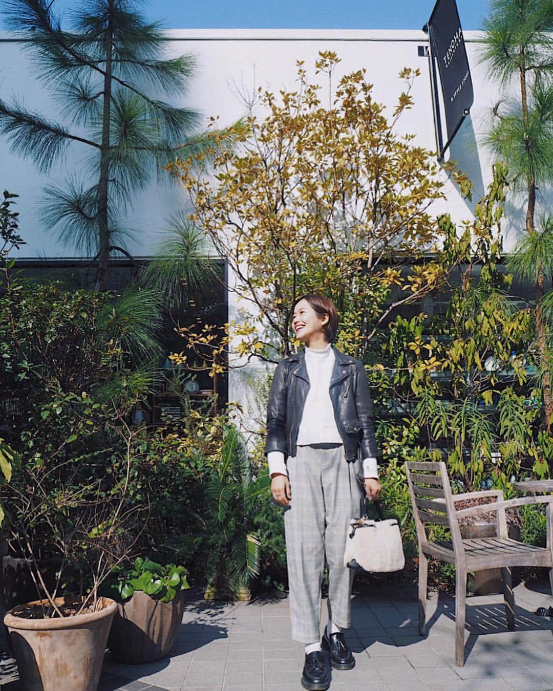 猪鼻ちひろのインスタグラム：「春きてる？☺️ (花粉はキテル) 🍃🌿🌱🌼🌸🌷🌵🌲🌳 #ちひろのお洋服 #デニムじゃないパンツ #新鮮♡  #GU #ジーユー #プチプラコーデ #モノトーンコーデ #白黒コーデ #サーマル #ローファー も #お気に入り♡」