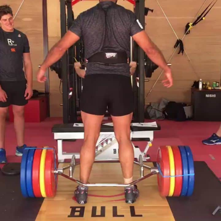 リーチマイケルのインスタグラム：「Humble 230kg deadlift and people often ask why I own such a big toilet seat🤘 #sunwolves」