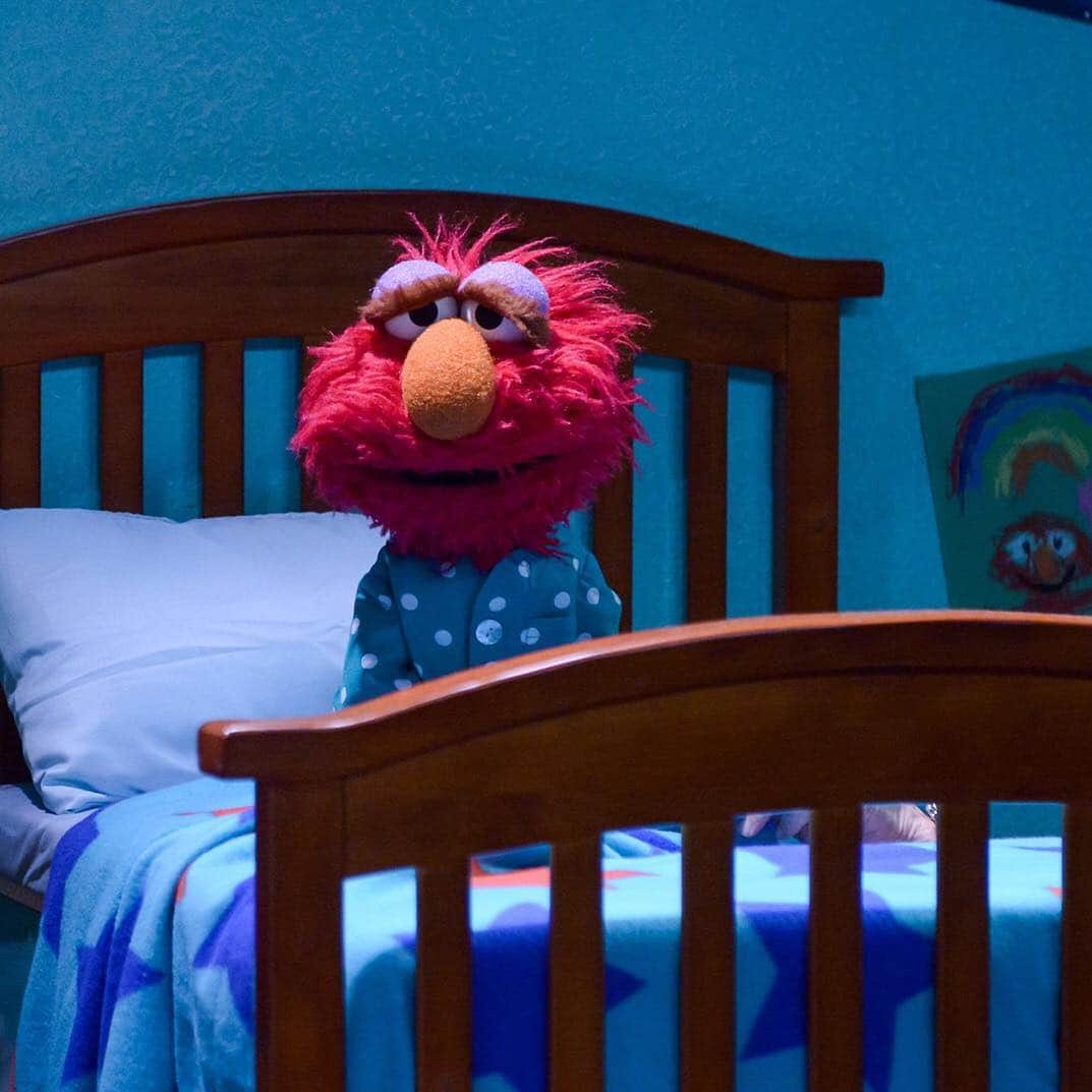 セサミストリートさんのインスタグラム写真 - (セサミストリートInstagram)「When it’s definitely time for bed. Sweet dreams Elmo ❤️」3月1日 11時41分 - sesamestreet