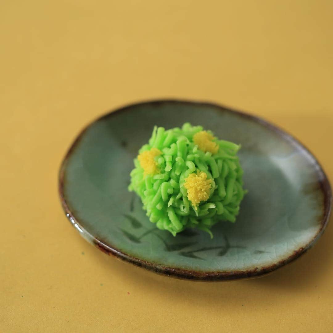 Toru Tsuchieさんのインスタグラム写真 - (Toru TsuchieInstagram)「今日の和菓子はねりきりで作った菜の花きんとんです。 ねりきりとは白餡に餅や芋を混ぜて作った和菓子で 茶道 で使われる「主菓子」の一種です。 撮影 用に作成しました。 フラッシュ撮影練習中です。  フェイスブックページのいいね！もよろしくお願いします。 https://www.facebook.com/shishisu/ Today's wagashi is Rape blossoms with Nerikiri. The Nerikiri is the material of wagashi made by mixing the rice cake and yam in white bean. Is a kind of "Omogashii" as used in the tea ceremony. The sweets I've made for the shooting. #instadaily  #ig_japan  #icu_japan  #菜の花  #2018  #福泉堂 #春の嵐  #上生菓子  #お菓子  #抹茶」3月1日 6時49分 - choppe_tt