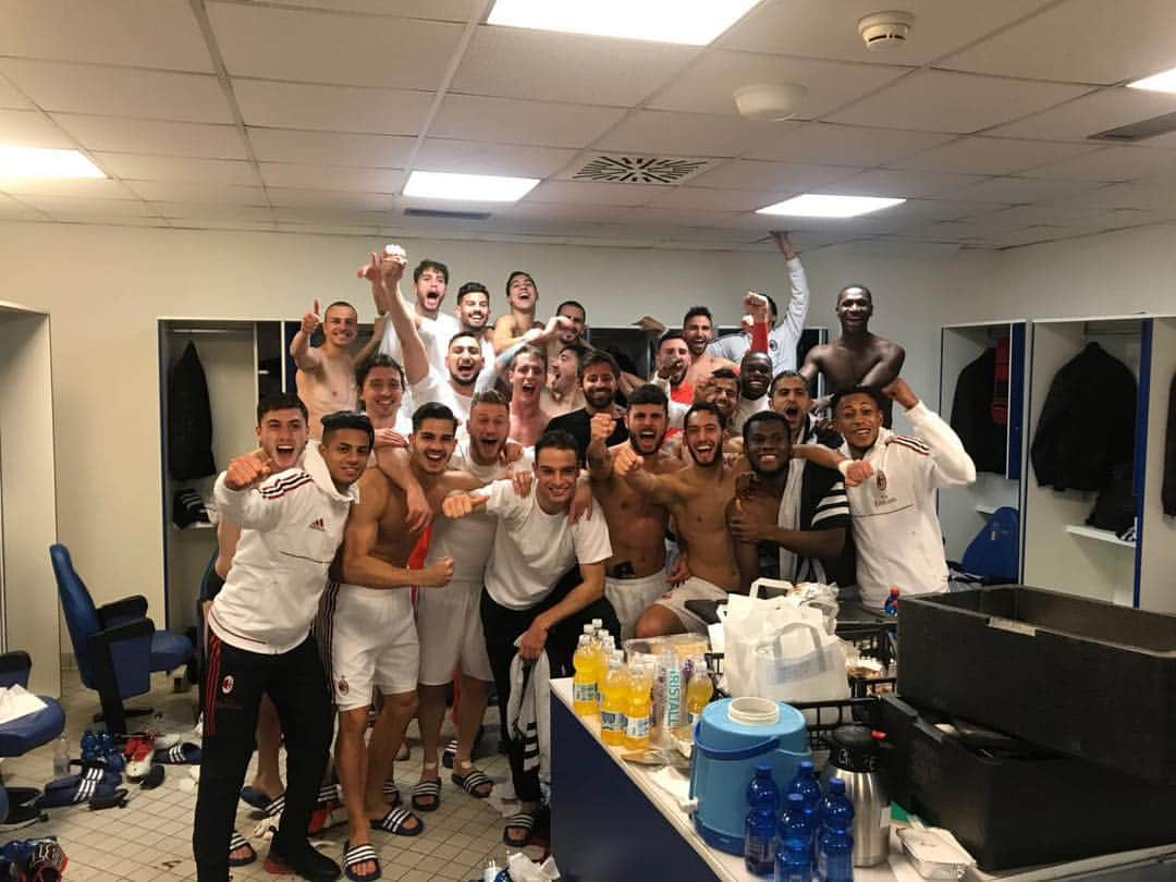 ルカ・アントネッリさんのインスタグラム写真 - (ルカ・アントネッリInstagram)「Torniamo ancora una volta a Roma...per la FINALE però! #GrandeMilan @acmilan #TimCup」3月1日 8時06分 - lucaantonelli