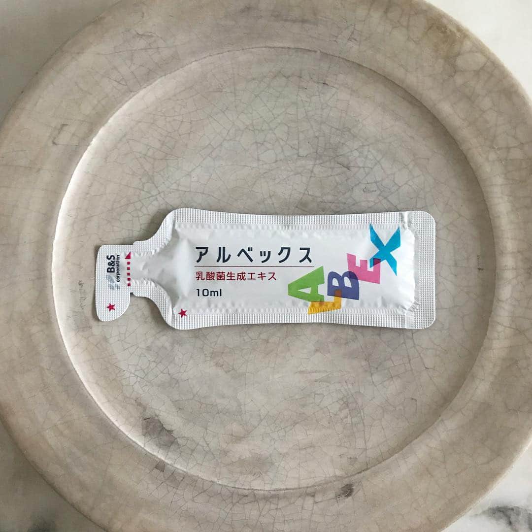 早坂香須子さんのインスタグラム写真 - (早坂香須子Instagram)「わたしの朝1番は、 クリニックでしか買えない、オーガニック植物由来の乳酸菌育成エキスを飲むこと。 マイコ先生のクリニックで買い続けて、毎日飲んで2カ月以上。 @maiko_holistic_skin_clinic  とてもいい感じ♡腸LOVE❤️ #腸活#アルベックス#乳酸菌育成エキス#マイコホリスティックスキンクリニック」3月1日 9時24分 - kazukovalentine