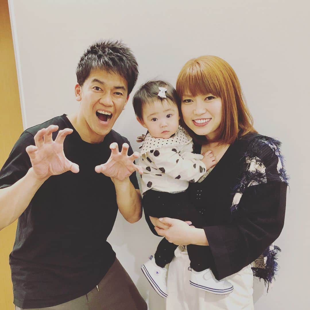 大菅小百合のインスタグラム：「『戦え‼️スポーツ内閣』に出演させていただきました👏🏻✨ 共演者の人達が優しい人ばかりで娘も喜んでいました💕 #MBS放送 #戦えスポーツ内閣  #武井壮さんに会えた #娘は小杉さんに向かって歩き出す #石井てる美さんは高学歴 #楽しい時間 #衣装は毎度の @city_official.jp」