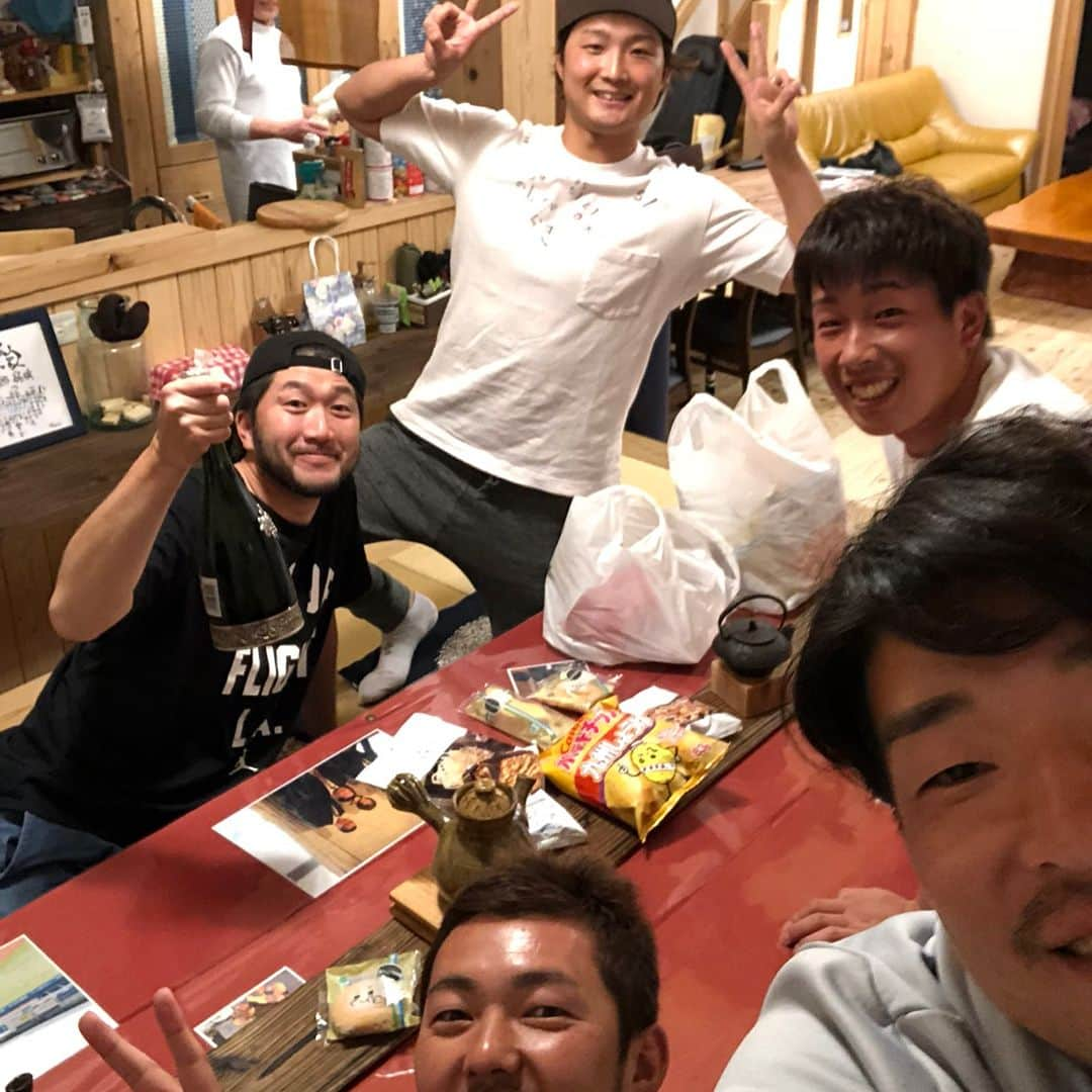 信樂晃史さんのインスタグラム写真 - (信樂晃史Instagram)「実家に豪華メンバーの方に来て頂きました😊✨ 退団したのに可愛がって頂いてほんとに感謝しかないです！！ 今年は必ず日本一！！ ロッテファンとして応援しています✨✨ ありがとうございました‼️‼️ ウィンナーも注文していただきました😭 #千葉ロッテマリーンズ #内竜也投手21 #田中靖洋投手47 #南昌輝投手33 #石川歩投手12」3月1日 20時17分 - a.888.s