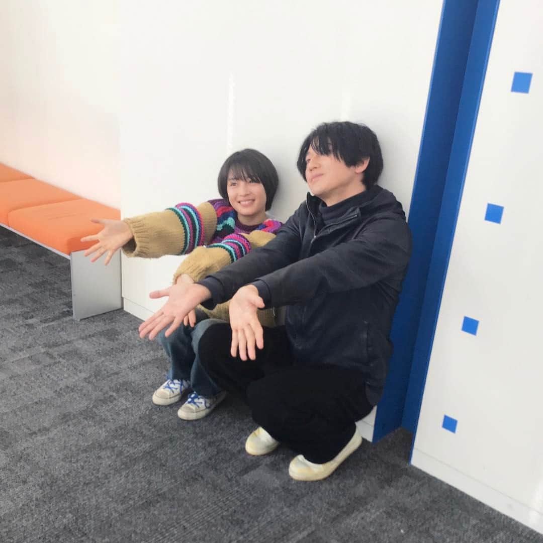 日本テレビ「anone」のインスタグラム：「ネットニュースになったすずちゃん&瑛太さんのレアなツーショットの、さらにレアな撮影オフショット公開✨生放送ではなかなか見れない瑛太さんですが、このポーズしてるのはレアの極みですね。それを横から😏 #anone #あのね #日テレ #水ドラ #広瀬すず #瑛太 #クールな瑛太さんだけど #スタジオで結構笑ってた #すずちゃんはもちろん爆笑 #ドラマで絶対見れない光景ね #この2人のこんなキャピってる姿 #てかeggポーズて #かわいいからいいんだけどさ #また流行るかも」
