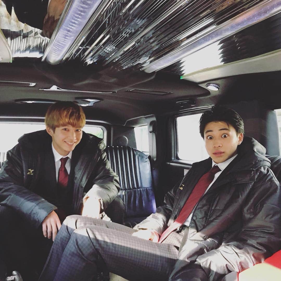 TBS「花のち晴れ〜花男 Next Season〜」のインスタグラム：「一茶さん、杉丸さん。 なんだか広くて、天井があって、 見慣れない不思議な空間… そう、ここはリムジン！ オーッホッホッ👋 #音グラム #花晴れ」
