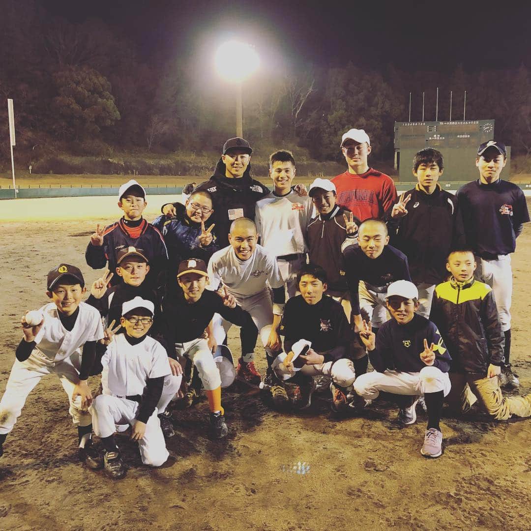 のインスタグラム：「今日は両親と食事して実家近くを散歩してたら、野球場にナイターがついてたので、覗いてみたら、将来プロ野球選手を真剣に目指す子供達が平日の夜でも頑張っていました。 1人でも多く夢を掴める事を祈っています。 みんないい顔してる。 パワーをありがとう😊 #阪神タイガース#西岡剛#少年野球」