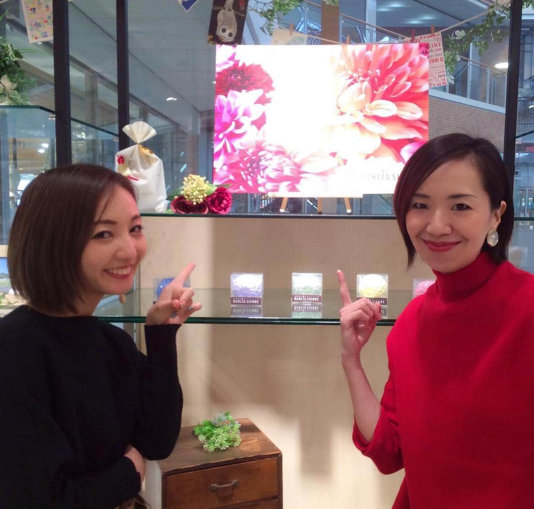貴千碧のインスタグラム：「元相方さんとの「ダリアジェンヌ」さんIN宝塚阪急😆🙌沢山の方にお越し頂けて嬉しかったです☺️✨皆様ありがとうございました💕  #宝塚#阪急百貨店#咲希あかね#ダリアジェンヌ#石鹸 沢山の方にお越し頂けて#感謝 #らんすいえんさん や#癒し の隠れ家#サロン#Lieru さん #梅花学園 の可愛い生徒ちゃんたち、いつも駆けつけてきてくださるファンの皆様、などなど…皆様ありがとうございました😆✨#月組#公演中 なので黄色のダリアがなくなりそう😆」