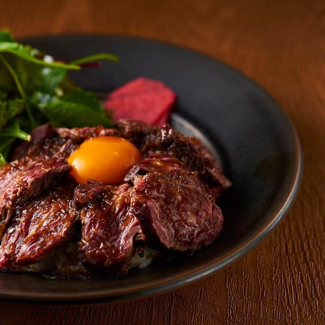 肥後橋アン,モッテのインスタグラム：「. ハラミステーキ丼🥩 . ランチの大人気メニューです😋 . 肉厚ハラミがランチでもお楽しみ頂けます😋 . 黄身を潰してお肉に絡ましてお召し上がりください😍 お昼から幸せになること間違いなしです😁 . #アンモッテ  #炭火肉バル塊肉アンモッテ  #ランチ #ディナー  #肉バル #肉屋 #ハラミ  #ハラミステーキ丼  #塊肉 #赤身肉 #肉寿司  #肉バル #肉 #がっつり #肥後橋ランチ #大阪ランチ #肥後橋 #江戸堀 #土佐堀  #京町堀 #靭公園 #大阪  #大阪ランチ #大阪グルメ #大阪ディナー」