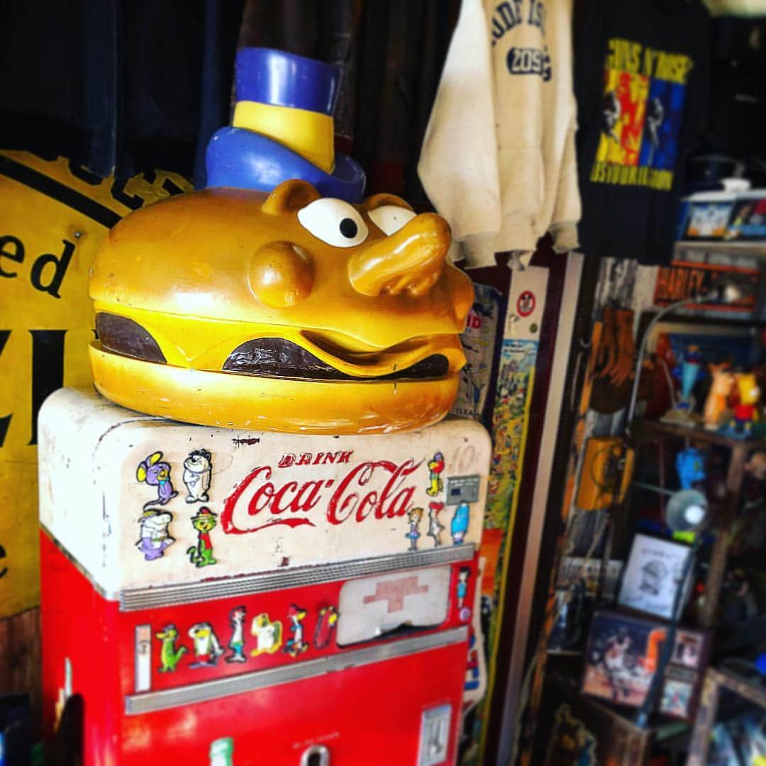 大川知英のインスタグラム：「Coca'Cola&Mcdonald'sのCheese Burger 食べたくなるディスプレイ🍔🍟🇺🇸 #マクドナルド #コカコーラ #メイヤーマックチーズ #チーズバーガー #コカコーラ自動販売機 #USA #ビンテージ #ディスプレイ #最高 #アメカジボーイズ #TakatsuBase」