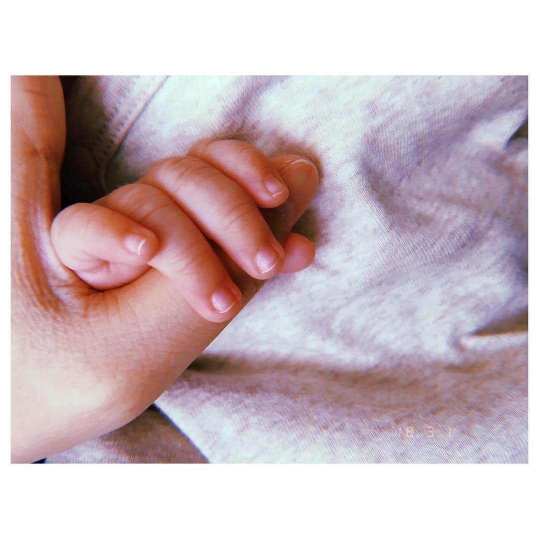 上原香代子のインスタグラム：「お久しぶりです。﻿ 毎日必死に過ごしていたら、あっという間に3月でした。﻿ また寒い日がやってくるみたいだけど、今日はあたたかくて喜び。とはいっても花粉症のため手放しに喜べない私です。﻿ ﻿ 我が息子は順調に育っており、最近はよく笑うようになりました。でも基本的にはギャンギャン泣くし、寝不足になるし、悩みは尽きない。世の中のお母さん達をほんとに尊敬する。﻿ 私自身がびゃーびゃー泣いた日もありました。﻿ でもでも、やっぱり息子は可愛い。私が産んだんだよなぁと未だに不思議に思うけれど。﻿ ﻿ すっかり生活が変わって自分の時間もなければ自由もないけど、息子の成長が楽しみでなりません。﻿ 春は花粉に負けず、息子とお出かけしていきたいな。」