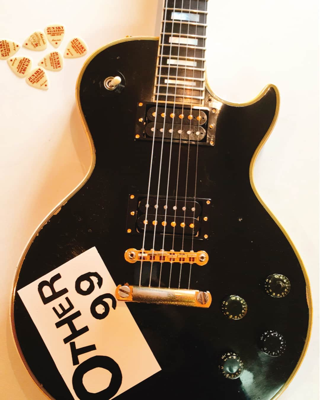 森純太さんのインスタグラム写真 - (森純太Instagram)「リペア終了！  ギブソンlespaul custom1971 othr99  フリーダムにてピックアップを２つ共 ハイブリッドpuをマウント&ヘッド バインディングの欠けていた右側のリペア終了。  フリーダムそして江成君ありがとうございました。  #(S) #gibson  #lespaulcustom  #lespaul #gethappy  #smile  #movie  #photo  #1971 #フリーダム #othr99  #」3月1日 15時48分 - juntamori