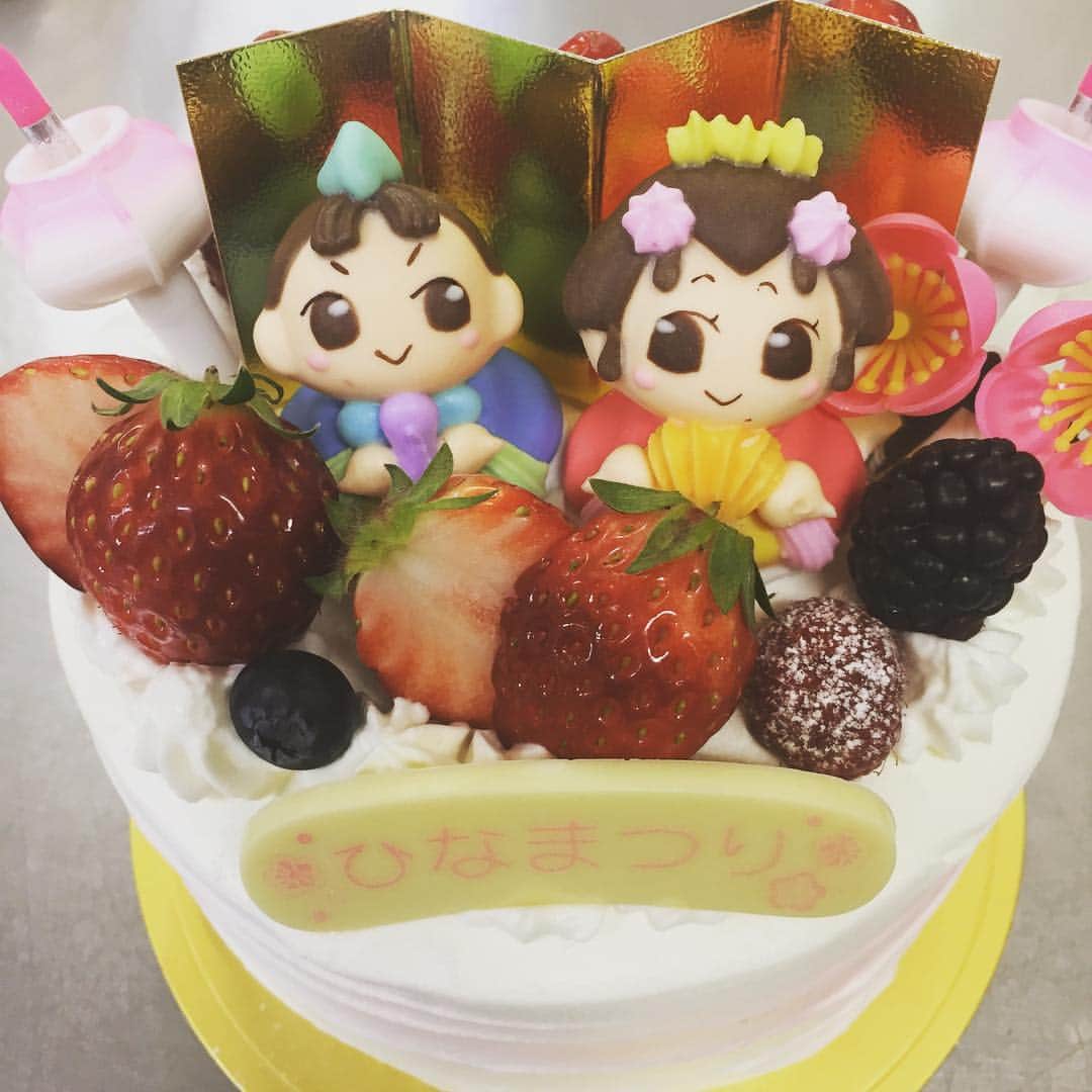 ケーキ&カフェ 海風堂のインスタグラム：「おひなまつりケーキ販売します🎎 苺とフレッシュクリームで可愛くデコレーションしました✨ 🌟ひなまつりショート4号2700円 🌟ひなまつりショート5号3680円 #ひなまつりショート #ひなまつり #デコレーションケーキ #3月3日 #市川 #南大野 #海風堂」