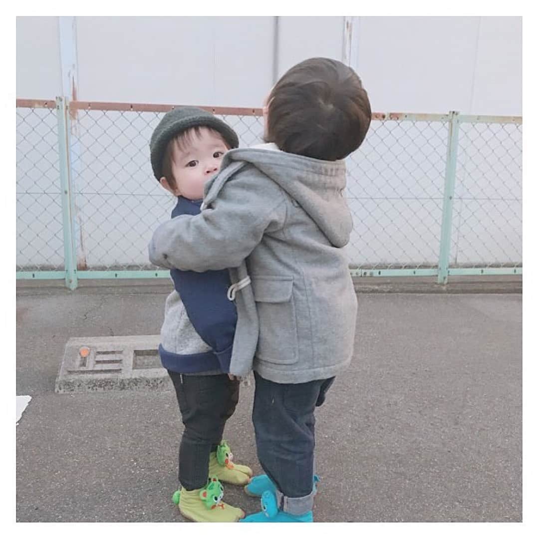 幼児用ファッション地下たびFUM FUM(ファンファン）のインスタグラム：「. ぎゅっという姿にキュン💘💘💘 兄弟やお友達同士で色違い、お揃いはいかがですか？☺️ . FUMFUMは世界初！機能性と可愛さを兼ね備えた子ども用の地下足袋です✨詳しくは公式HPまで💁 ↓ @fumfum.tabi tabi-fumfum.jp/ig/  または【FUMFUM】で検索(☞＾Å＾)☞📲💻 . #ゲンナイ製薬 #キッズ #1歳 #2歳#3歳 #プレゼント #踏み育 #コドモノ #親バカ部 #ママリ #キッズコーデ #親ばか #ファンファン #散歩 #ファーストシューズ #ベビフル #ママカメラ #キャンペーン #足袋 #地下足袋 #くま #ペンギン #fumfum #ig_kids #ig_kidsphoto #kidsgram_tokyo #love #family #ig_oyabakabu」
