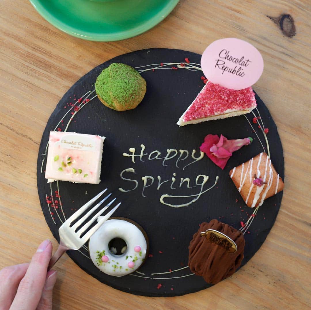 きょん。さんのインスタグラム写真 - (きょん。Instagram)「. .  ChocolatRepublic  tea partyに 春が来た🌸 @chocolatrepublic_kobe_official  花を愛で 茶を愉しむ 春の繋がりに触れられる 和装スタイル🌸  フィナンシェまで さくらフレーバー🌸  一足先に 春堪能🌸  4/15までとのことです🌸  #ChocolatRepublic #ショコリパ#tea #chocolate#sakura」3月1日 18時19分 - kyon_tokiiro
