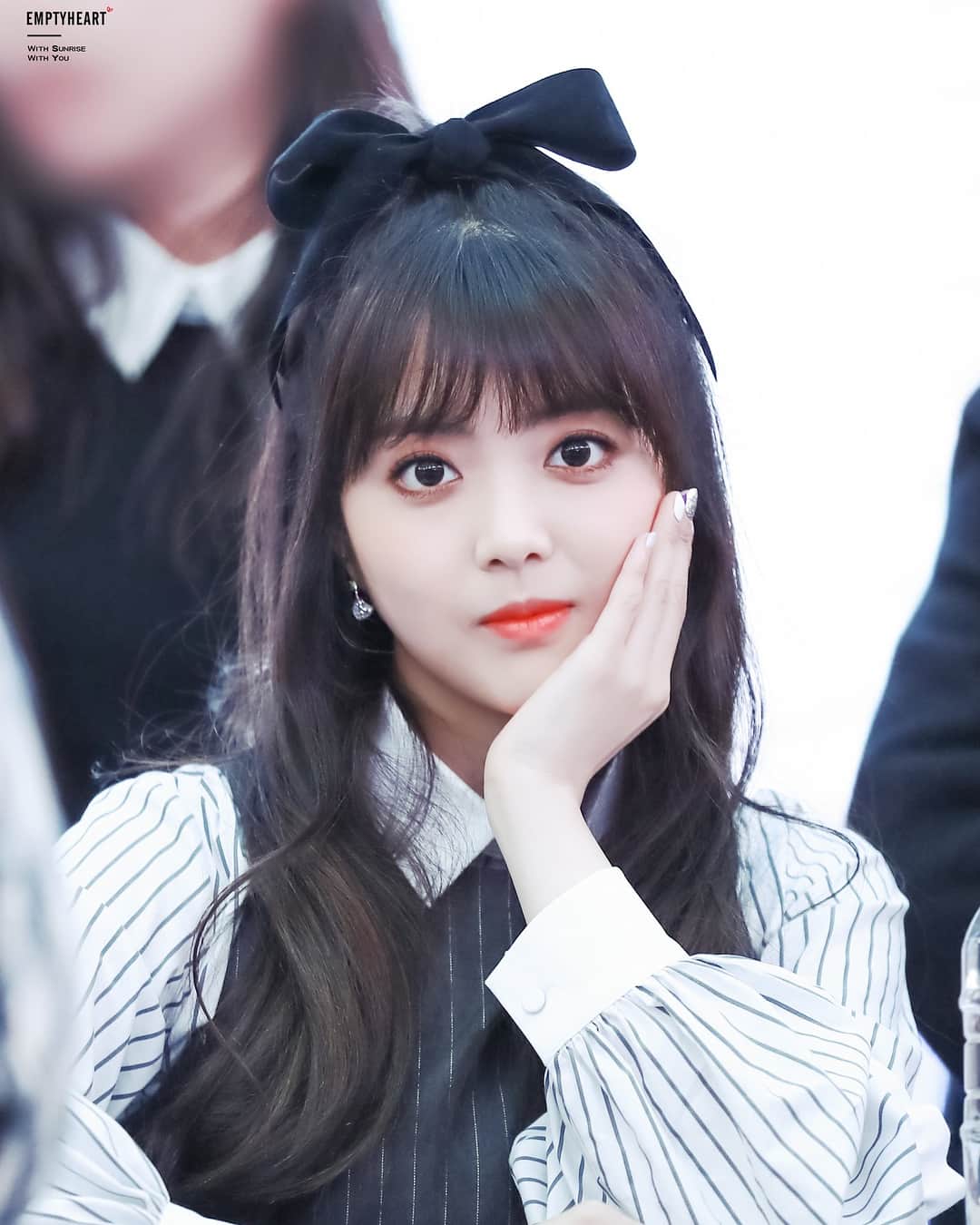 チ・スヨンのインスタグラム：「- 🌸 수연언니는 천사같은이에요~ 😇💛 ▬ © EMPTY HEART ; 180225 ▬ Weki Meki “Lucky” - Fansign ▬ Weki Meki 2nd Mini Album comeback! 💛☺️ Let’s give them our support and get them their first win! 💫 ▬ #jisuyeon #suyeon #doyeon #yoojung #elly #sei #say #lua #rina #lucy #지수연 #수연 #김도연 #도연 #최유정 #엘리 #정해림 #세이 #이서정 #루아 #리나 #루시 #produce101 #wekimeki #weme #위키미키 #kpopf4f #kpopl4l」