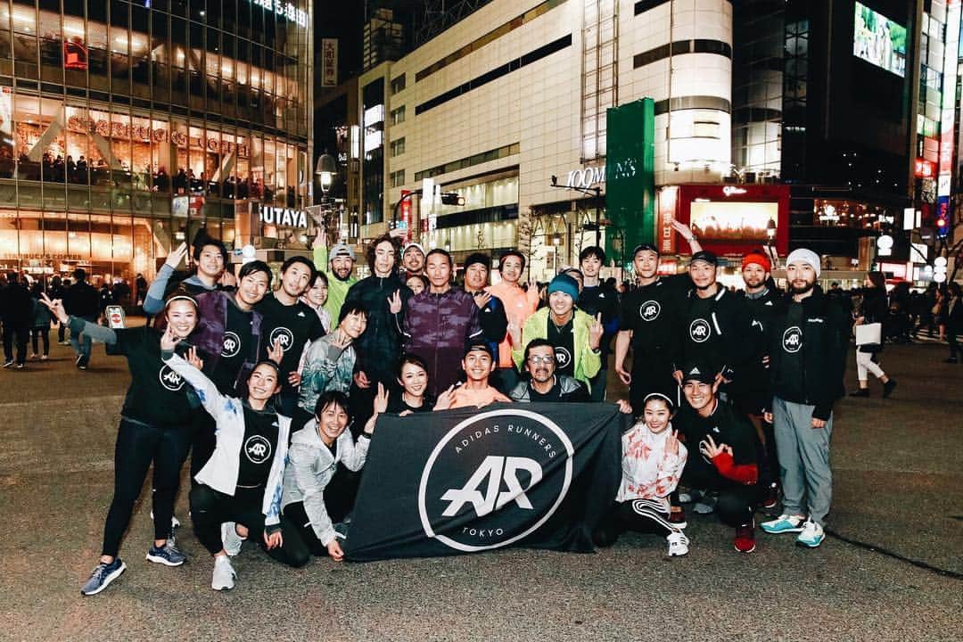 のインスタグラム：「Running × Culture 普段ランニングに触れる機会の少ない方達が参加してくれた渋谷の街ラン。 帽子のかぶり方、フードの使い方がとってもお洒落で同じadidasウェアが不思議とストリートファッションに変貌。 ・ シリアスに走るだけが全てじゃない。 ファッショナブルにランニングをしたって良いじゃない⁉︎ みんなでランニングを自由に表現しよう！ ・ #run #running #adidasrunning #adidasrunnerstokyo #takechargetokyo #adidastokyo #adidaswomen #createdwithadidas #cityrun #shibuya #ランニング #街ラン」