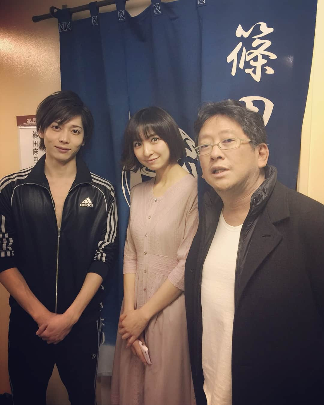 篠田麻里子さんのインスタグラム写真 - (篠田麻里子Instagram)「今日はアンフェアな月小説原作者である秦さんが観に来てくださいました、相棒安藤役のソメソメと#アンフェアな月#安藤#雪平#裏では安藤にアドバイスいただいてますw」3月1日 22時05分 - shinodamariko3