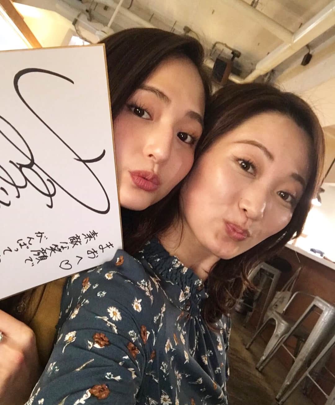 西口真央のインスタグラム：「こっちんと会えた😜 一目見たときからファンでした！ キスマークが付いたサインを持ってるのはまだ私だけみたい！ やったやった 💋 プレゼントありがとう泣 #こっちん #やっぱり5枚目が記念すべき一枚」