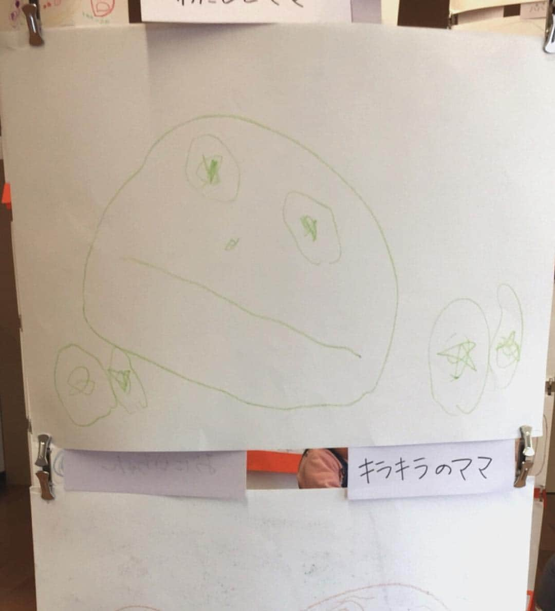 佐藤幸子さんのインスタグラム写真 - (佐藤幸子Instagram)「息子が保育園で描いてくれた「キラキラのママ」  ママ、ちゃんとキラキラしているのかな  毎日必死すぎて髪振り回しながら生きててキラキラする余裕なんてなくて女として自信ないけど息子にはキラキラして見えていたのなら嬉ションするぐらい嬉しい  本当にありがとう  #子供の絵 #宝物 #保育園 #ママ #息子は見てる」3月2日 0時31分 - sato_sachiko_idea