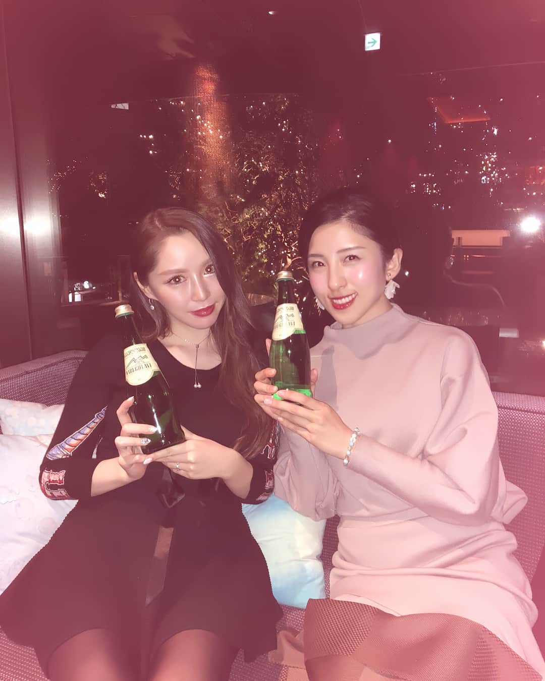 松井絵里奈さんのインスタグラム写真 - (松井絵里奈Instagram)「美しくなること、 心が豊かになる食材やお料理を頂いている瞬間って幸せ♡ ＊ またもや、感動的なお料理とお水に出会ってしまいましたー😍🙌🏻 ＊ 六本木にあるジーニーズ東京でシェフおすすめこの日限定のオーガニックメニューをいただきました。 ＊ お野菜から、お魚、お肉。春を感じさせるメニューに心躍る踊る♪♪ お料理を頂くときは、ほぼお水かスパークリングウォーターなのですが、ここで出して頂いたスパークリングウォーターの"ナベグラヴィ"が美味しいの、なんのって！！ お料理に合うし、きめ細かく優しい微炭酸に一瞬にしてナベグラヴィの虜になりました。 しかも、ミネラル含有率世界一‼ ＊ ︎ミネラルってなかなかとれないけれど、お水からとれちゃうなんて。。 まさに、飲む美容液♡カラダに良いことって心の喜びだよねーと、 @alisa_1217 ちゃんと語ってました。 お水ってすごく大事！！水好きとしては、美味しいお水に出会えたのも嬉しかったし、 ナベグラヴィを飲んでるーって人のお肌がめっちゃ綺麗だったので、 私も試してみよー💪🏻 #nabeghlavi#ナベグラヴィ #ジョージア #スパークリングウォーター #炭酸水#天然水 #水好き#水オタク#美しく #mineralwater #日本初上陸 #重炭酸イオン #からだよろこぶ天然水 #geniestokyo #ジーニーズ東京 #オーガニック食材#幸せ#語る #キレイをつくる楽しみ #松井絵里奈」3月2日 1時38分 - erina74xx