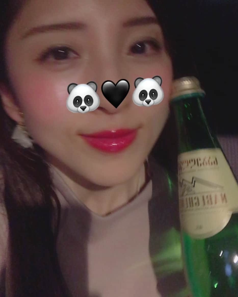 松井絵里奈さんのインスタグラム写真 - (松井絵里奈Instagram)「美しくなること、 心が豊かになる食材やお料理を頂いている瞬間って幸せ♡ ＊ またもや、感動的なお料理とお水に出会ってしまいましたー😍🙌🏻 ＊ 六本木にあるジーニーズ東京でシェフおすすめこの日限定のオーガニックメニューをいただきました。 ＊ お野菜から、お魚、お肉。春を感じさせるメニューに心躍る踊る♪♪ お料理を頂くときは、ほぼお水かスパークリングウォーターなのですが、ここで出して頂いたスパークリングウォーターの"ナベグラヴィ"が美味しいの、なんのって！！ お料理に合うし、きめ細かく優しい微炭酸に一瞬にしてナベグラヴィの虜になりました。 しかも、ミネラル含有率世界一‼ ＊ ︎ミネラルってなかなかとれないけれど、お水からとれちゃうなんて。。 まさに、飲む美容液♡カラダに良いことって心の喜びだよねーと、 @alisa_1217 ちゃんと語ってました。 お水ってすごく大事！！水好きとしては、美味しいお水に出会えたのも嬉しかったし、 ナベグラヴィを飲んでるーって人のお肌がめっちゃ綺麗だったので、 私も試してみよー💪🏻 #nabeghlavi#ナベグラヴィ #ジョージア #スパークリングウォーター #炭酸水#天然水 #水好き#水オタク#美しく #mineralwater #日本初上陸 #重炭酸イオン #からだよろこぶ天然水 #geniestokyo #ジーニーズ東京 #オーガニック食材#幸せ#語る #キレイをつくる楽しみ #松井絵里奈」3月2日 1時38分 - erina74xx
