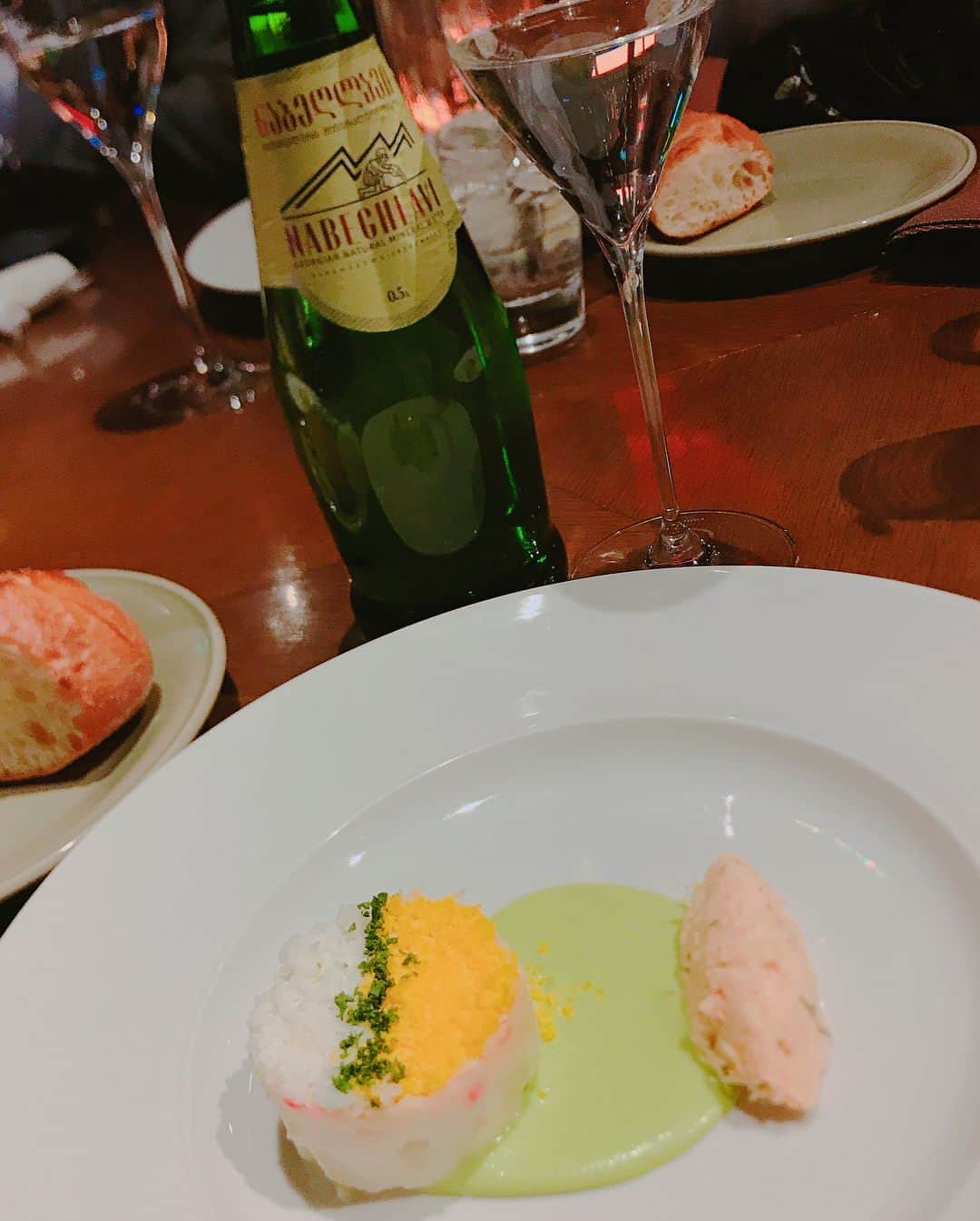 松井絵里奈さんのインスタグラム写真 - (松井絵里奈Instagram)「美しくなること、 心が豊かになる食材やお料理を頂いている瞬間って幸せ♡ ＊ またもや、感動的なお料理とお水に出会ってしまいましたー😍🙌🏻 ＊ 六本木にあるジーニーズ東京でシェフおすすめこの日限定のオーガニックメニューをいただきました。 ＊ お野菜から、お魚、お肉。春を感じさせるメニューに心躍る踊る♪♪ お料理を頂くときは、ほぼお水かスパークリングウォーターなのですが、ここで出して頂いたスパークリングウォーターの"ナベグラヴィ"が美味しいの、なんのって！！ お料理に合うし、きめ細かく優しい微炭酸に一瞬にしてナベグラヴィの虜になりました。 しかも、ミネラル含有率世界一‼ ＊ ︎ミネラルってなかなかとれないけれど、お水からとれちゃうなんて。。 まさに、飲む美容液♡カラダに良いことって心の喜びだよねーと、 @alisa_1217 ちゃんと語ってました。 お水ってすごく大事！！水好きとしては、美味しいお水に出会えたのも嬉しかったし、 ナベグラヴィを飲んでるーって人のお肌がめっちゃ綺麗だったので、 私も試してみよー💪🏻 #nabeghlavi#ナベグラヴィ #ジョージア #スパークリングウォーター #炭酸水#天然水 #水好き#水オタク#美しく #mineralwater #日本初上陸 #重炭酸イオン #からだよろこぶ天然水 #geniestokyo #ジーニーズ東京 #オーガニック食材#幸せ#語る #キレイをつくる楽しみ #松井絵里奈」3月2日 1時38分 - erina74xx