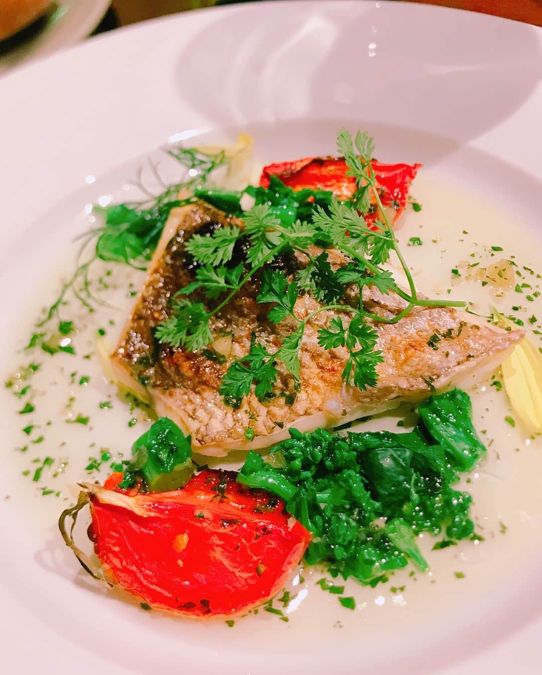 松井絵里奈さんのインスタグラム写真 - (松井絵里奈Instagram)「美しくなること、 心が豊かになる食材やお料理を頂いている瞬間って幸せ♡ ＊ またもや、感動的なお料理とお水に出会ってしまいましたー😍🙌🏻 ＊ 六本木にあるジーニーズ東京でシェフおすすめこの日限定のオーガニックメニューをいただきました。 ＊ お野菜から、お魚、お肉。春を感じさせるメニューに心躍る踊る♪♪ お料理を頂くときは、ほぼお水かスパークリングウォーターなのですが、ここで出して頂いたスパークリングウォーターの"ナベグラヴィ"が美味しいの、なんのって！！ お料理に合うし、きめ細かく優しい微炭酸に一瞬にしてナベグラヴィの虜になりました。 しかも、ミネラル含有率世界一‼ ＊ ︎ミネラルってなかなかとれないけれど、お水からとれちゃうなんて。。 まさに、飲む美容液♡カラダに良いことって心の喜びだよねーと、 @alisa_1217 ちゃんと語ってました。 お水ってすごく大事！！水好きとしては、美味しいお水に出会えたのも嬉しかったし、 ナベグラヴィを飲んでるーって人のお肌がめっちゃ綺麗だったので、 私も試してみよー💪🏻 #nabeghlavi#ナベグラヴィ #ジョージア #スパークリングウォーター #炭酸水#天然水 #水好き#水オタク#美しく #mineralwater #日本初上陸 #重炭酸イオン #からだよろこぶ天然水 #geniestokyo #ジーニーズ東京 #オーガニック食材#幸せ#語る #キレイをつくる楽しみ #松井絵里奈」3月2日 1時38分 - erina74xx