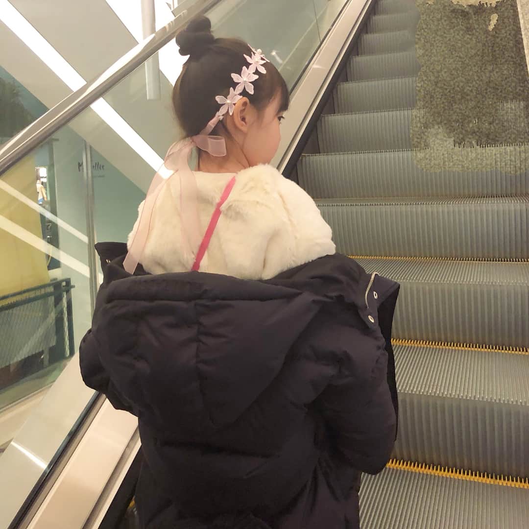 ジェウンさんのインスタグラム写真 - (ジェウンInstagram)「🏫 어제는 학교까지 걸어가는 연습을 해봤고 오늘은 이제 입학식 준비를 하는중인데 아직도 실감나지않고 떨리기만한다..!! 우리엄마도 나 입학시킬때 이런마음이셨을까? . . #잰 #재은#등교연습#학교#도보10분놀이터30분#런레빗#runrabbit#키즈패션 그리고 미처 못올린 똥머리 뒤태샷..🎀 아 그냥 떨려...」3月2日 7時29分 - jaen_mom