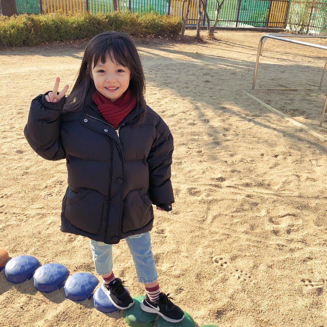 ジェウンさんのインスタグラム写真 - (ジェウンInstagram)「🏫 어제는 학교까지 걸어가는 연습을 해봤고 오늘은 이제 입학식 준비를 하는중인데 아직도 실감나지않고 떨리기만한다..!! 우리엄마도 나 입학시킬때 이런마음이셨을까? . . #잰 #재은#등교연습#학교#도보10분놀이터30분#런레빗#runrabbit#키즈패션 그리고 미처 못올린 똥머리 뒤태샷..🎀 아 그냥 떨려...」3月2日 7時29分 - jaen_mom