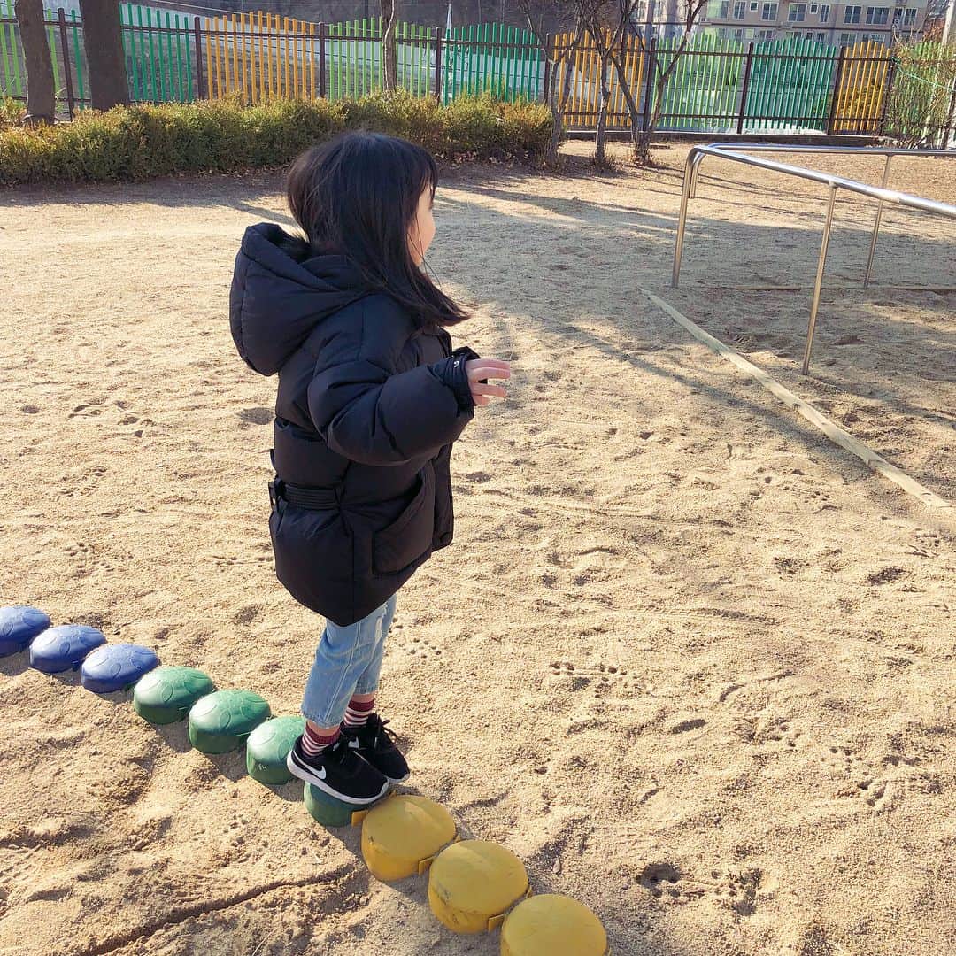ジェウンさんのインスタグラム写真 - (ジェウンInstagram)「🏫 어제는 학교까지 걸어가는 연습을 해봤고 오늘은 이제 입학식 준비를 하는중인데 아직도 실감나지않고 떨리기만한다..!! 우리엄마도 나 입학시킬때 이런마음이셨을까? . . #잰 #재은#등교연습#학교#도보10분놀이터30분#런레빗#runrabbit#키즈패션 그리고 미처 못올린 똥머리 뒤태샷..🎀 아 그냥 떨려...」3月2日 7時29分 - jaen_mom