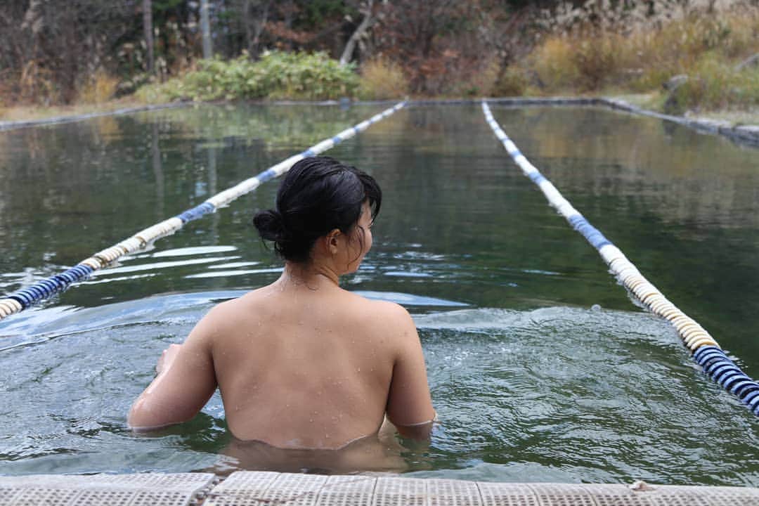 しずかちゃんさんのインスタグラム写真 - (しずかちゃんInstagram)「長野県安曇野にある 中房温泉「温泉プール」 ※現在は冬期休業中 ・ プールなのに温泉？ なんとも不思議なプールです コースロープが張ってあるその場所を 裸で泳ぐことができる とーっても開放的なプール 難点は藻だらけなこと… ・ しずかちゃんが裸で泳ぐ姿をYouTubeにアップしています 「温泉モデルしずかちゃん」で検索して ぜひぜひ見にきて下さい♪ ・ #しずかちゃん #日本家屋 #温泉 #混浴 #笑顔 #smile #温泉モデル #hotsprings #mixbath #寒い #日本人 #日本 #japan #japanese #女の子 #女性 #girls #lady #長野県 #安曇野 #中房温泉 #入浴中 #bathing #露天風呂 #裸 #nude #naked #温泉プール #秘湯 #泳ぐ」3月2日 7時40分 - ch.shizuka