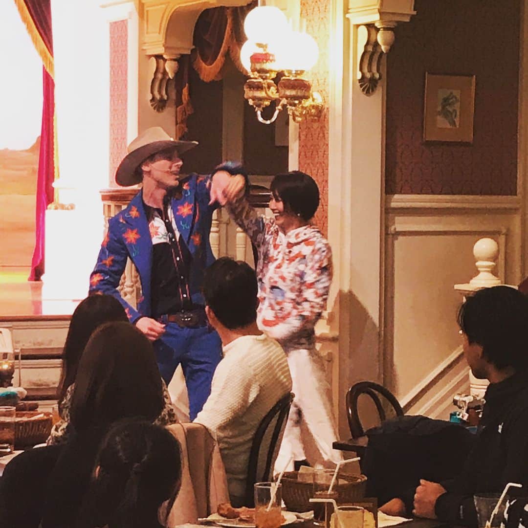 加藤夏希さんのインスタグラム写真 - (加藤夏希Instagram)「✦初めての✦ #初ディズニーランド #ミッキー お友達家族とディズニーランドへ！ ミッキー大好きの娘は楽しんでくれたみたい！みんなの前で踊るっていう嬉し恥ずかし体験まで盛りだくさんでした。今度はスモールワールド見れたらいいね〜」3月2日 8時52分 - natsukikato_official