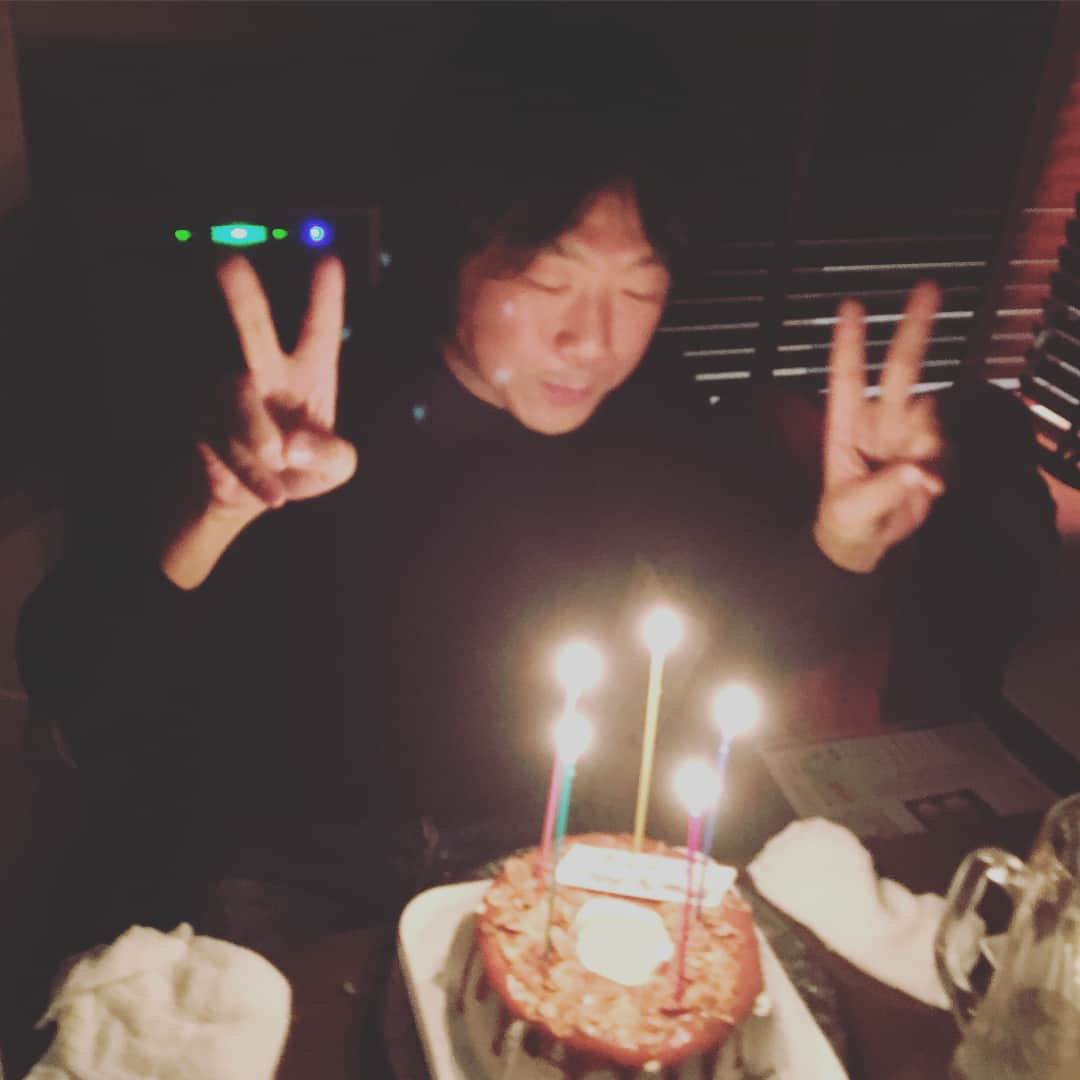 SHEILAさんのインスタグラム写真 - (SHEILAInstagram)「昨夜は大好きなとおる兄様のお誕生日会をしました😆❤️久しぶりに近藤さんもこれてワイワイ楽しかったぁ〜٩(๑❛ᴗ❛๑)۶みんな長い付き合いだからリラックスナイトでした❤️ #hondasmilemission  #仲良し #仕事仲間 #お誕生日会 #ラジオ仲間」3月2日 9時55分 - sheichan16