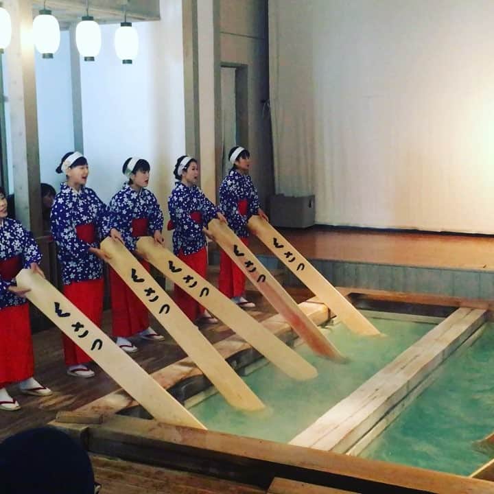 のインスタグラム：「草津温泉に来ています(^^) 雪が散らつく草津温泉ですが、今日も温泉日和♨️ 草津名物の湯もみショーを観覧して、チョイナチョイナしてきました！ 草津よいとこ一度はおいで（ハァドッコイショ） #草津温泉 #温泉むすめ #温むす」