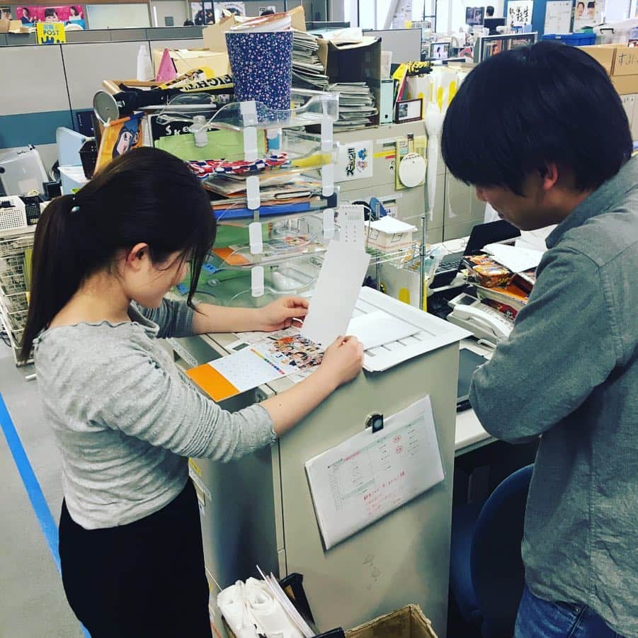 虎谷温子さんのインスタグラム写真 - (虎谷温子Instagram)「今日から販売が始まりました、「す・またんカレンダー」。写真も多く、番組スタッフも、見入っていました😆✨」3月2日 11時33分 - atsukotoraya.ytv