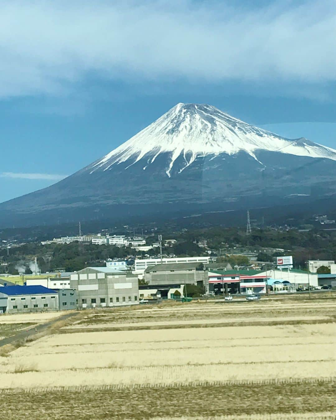 丸田佳奈さんのインスタグラム写真 - (丸田佳奈Instagram)「昨日は持病の頭痛が一日中かなりひどくて。 天気のせいですねきっと。  少しでも元気に仕事をしようと、珍しく甘いラテなんか飲んでみた。 桜。 かわいい。 2日前に桜の花が咲きかけているのも見つけました。 春ですね。  一晩寝て体調はすっかり回復！(^-^) 本日は大阪です。  皆さんたくさんのご意見ありがとうございます。  #頭痛 #偏頭痛 #緊張型頭痛 #混合型頭痛 #回復 #桜 #さくらラテ #ピンク #富士山 #大阪 #日帰り」3月2日 11時39分 - kanamaruta