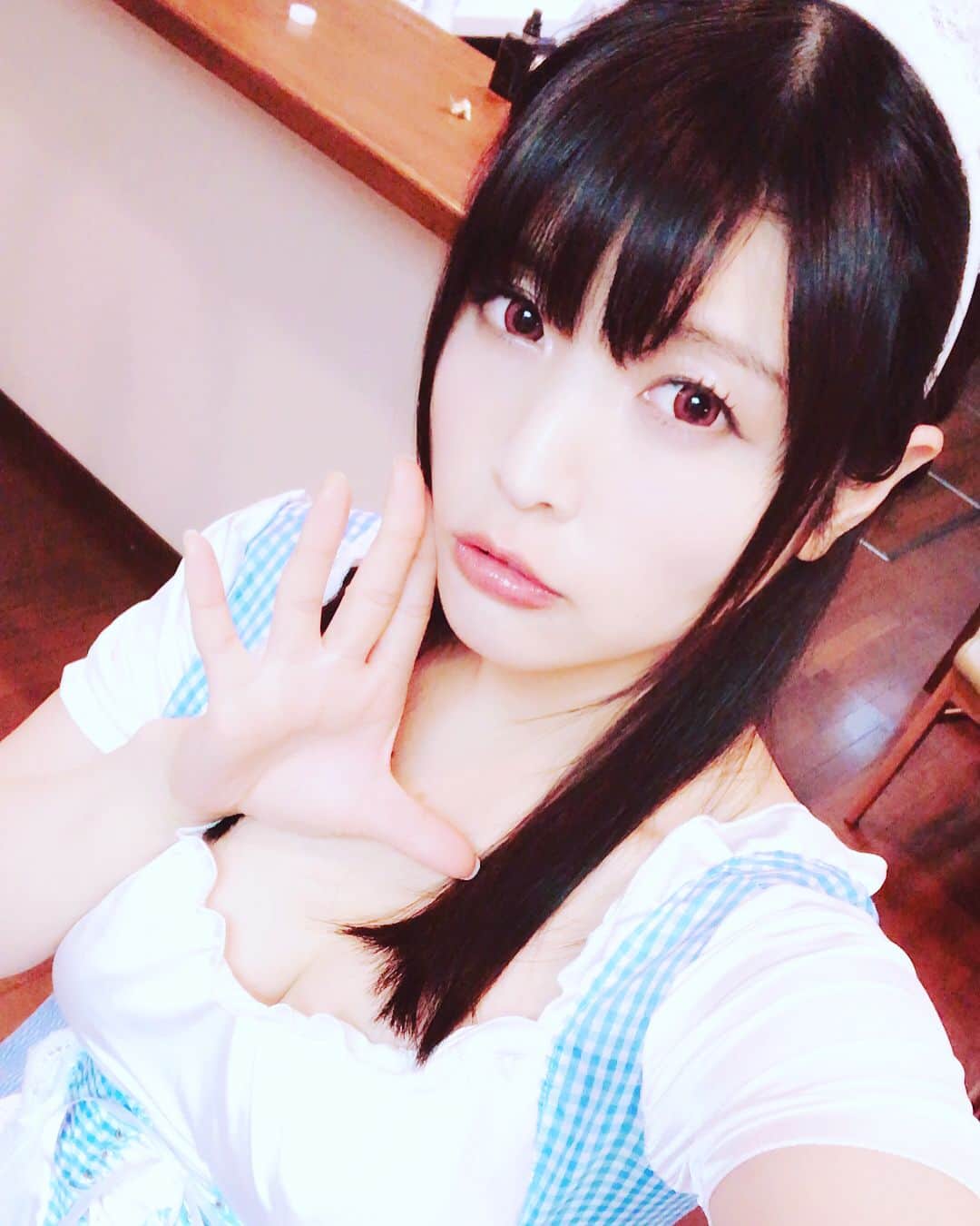 新村あかりのインスタグラム：「韓国のＣSの撮影だよ(*´ω`*)」