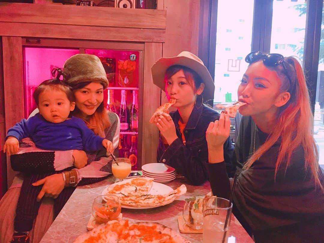のインスタグラム：「🍕 ピザ会🍕 3人で4ホール食べて 私はその後バルバッコア🍖 胃袋宇宙な日でした👽🤟🏿 #cona #pizza #ebisu #ワンコインピザ #ピザ #🍕 #500円ピザ #恵比寿」