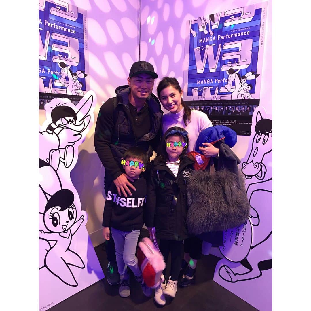 青木佐知さんのインスタグラム写真 - (青木佐知Instagram)「・ 主人の練習後、 西島数博さんが出演されている、 『ワンダー3』を観劇させていただきました！ このワンダー3の世界観に引き込まれてしまいました！ 上手く説明できない面白さ、 最新技術を駆使した映像と演技のコラボレーション。 たくさんのアイデアがつまっていて、 あっという間でした！ 子供たちも映像を見ているだけでも 楽しめたようで、 何度も席を立ち前のめりになって見ていました！ 何度座って！と言ったことか。 本当に素晴らしい時間でした。 ありがとうございました😊 #手塚治虫生誕90周年記念  #mangaperformance  #ワンダースリー  #w3  #西島数博 さん #宮崎県出身 #3枚目の写真はフラッシュをOFFにしたもの #フラッシュをONにしたのが4枚目 #すごい #楽しかった #それはまだ名前のついていない感動」3月2日 14時13分 - sachiaoki23