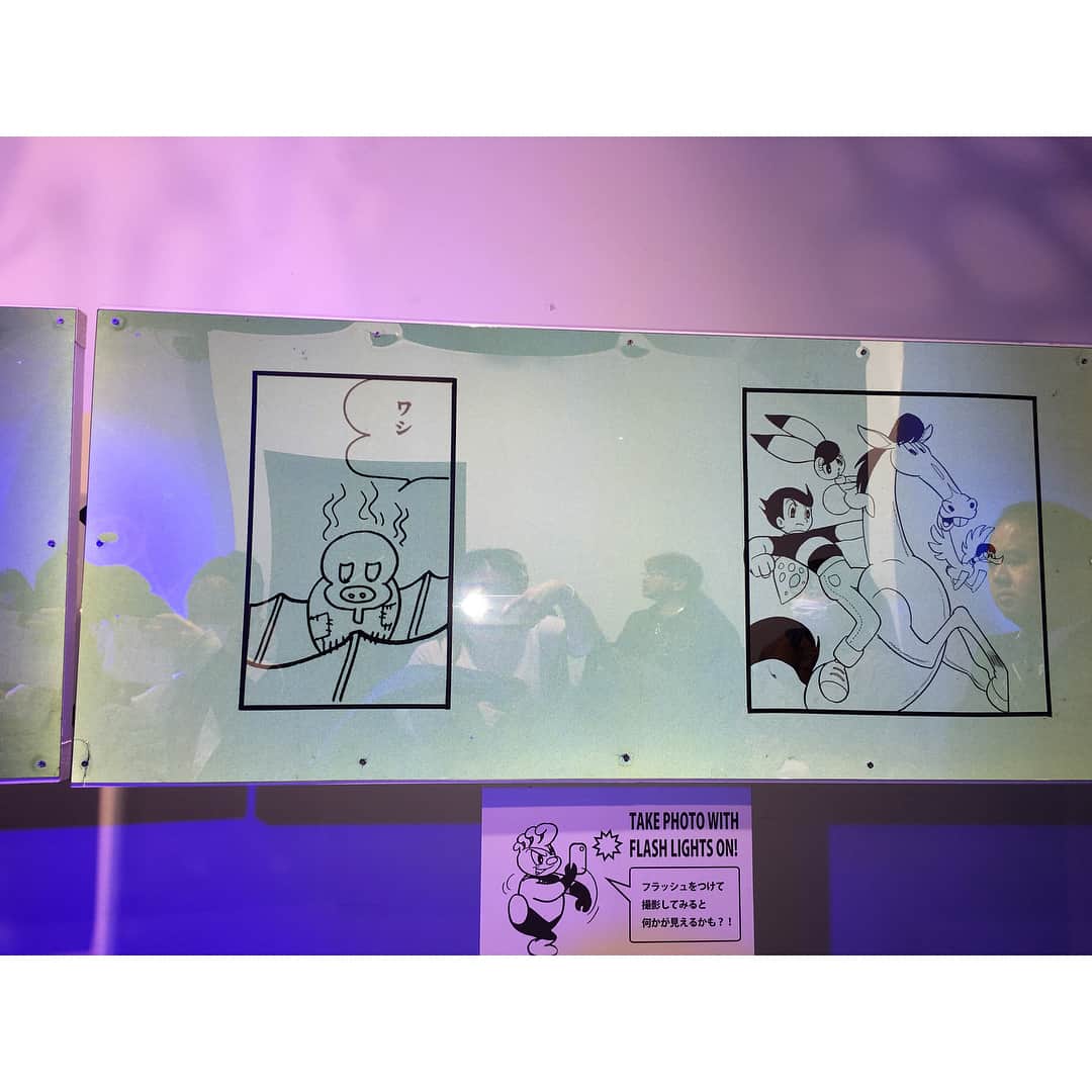 青木佐知さんのインスタグラム写真 - (青木佐知Instagram)「・ 主人の練習後、 西島数博さんが出演されている、 『ワンダー3』を観劇させていただきました！ このワンダー3の世界観に引き込まれてしまいました！ 上手く説明できない面白さ、 最新技術を駆使した映像と演技のコラボレーション。 たくさんのアイデアがつまっていて、 あっという間でした！ 子供たちも映像を見ているだけでも 楽しめたようで、 何度も席を立ち前のめりになって見ていました！ 何度座って！と言ったことか。 本当に素晴らしい時間でした。 ありがとうございました😊 #手塚治虫生誕90周年記念  #mangaperformance  #ワンダースリー  #w3  #西島数博 さん #宮崎県出身 #3枚目の写真はフラッシュをOFFにしたもの #フラッシュをONにしたのが4枚目 #すごい #楽しかった #それはまだ名前のついていない感動」3月2日 14時13分 - sachiaoki23
