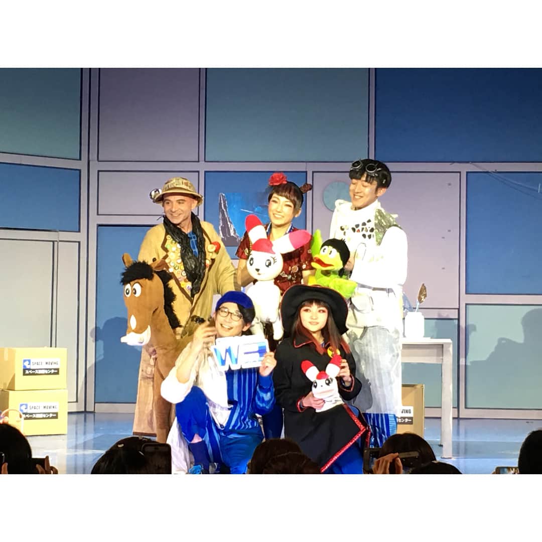 青木佐知さんのインスタグラム写真 - (青木佐知Instagram)「・ 主人の練習後、 西島数博さんが出演されている、 『ワンダー3』を観劇させていただきました！ このワンダー3の世界観に引き込まれてしまいました！ 上手く説明できない面白さ、 最新技術を駆使した映像と演技のコラボレーション。 たくさんのアイデアがつまっていて、 あっという間でした！ 子供たちも映像を見ているだけでも 楽しめたようで、 何度も席を立ち前のめりになって見ていました！ 何度座って！と言ったことか。 本当に素晴らしい時間でした。 ありがとうございました😊 #手塚治虫生誕90周年記念  #mangaperformance  #ワンダースリー  #w3  #西島数博 さん #宮崎県出身 #3枚目の写真はフラッシュをOFFにしたもの #フラッシュをONにしたのが4枚目 #すごい #楽しかった #それはまだ名前のついていない感動」3月2日 14時13分 - sachiaoki23