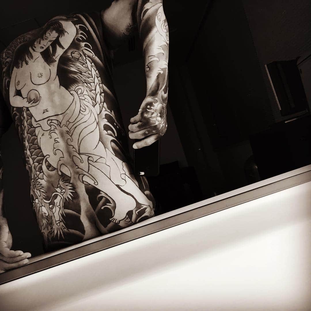 椎名桔平さんのインスタグラム写真 - (椎名桔平Instagram)「#theoutsider #orochi #tattooonback #tatoo」3月2日 14時09分 - kippeishiina