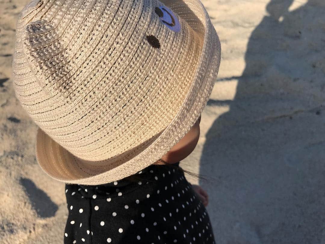 宮本莉子のインスタグラム：「. . 昨日は娘と海眺めながらまったり ☺️💓 スローライフばんざい！ みんなも一緒にゆったり生活しましょ！ . ❤️❤️❤️❤️❤️❤️❤️❤️❤️❤️❤️❤️❤️❤️❤️❤️❤️ . . 自分の好きな事を 好きな時に出来るのは凄く大切ですよね💓 . ほんの少し自由な時間が作れるだけで ストレスが半減します。 . その自由の時間を作るお手伝いをさせて下さい！ . スマホで自分の好きな場所で 好きなタイミングで出来るお小遣い稼ぎ ✨ . 全力で稼げるまでサポートします🙋 無料で説明会も開催してます！ . 気になる方、知識として聞いておきたい、 質問がある…。なんでもOKです ☺️ . ぜひDMもしくはプロフィールのURLクリック！ 私の公式LINEに繋がりますよ💓  #フォロー#フォロバ#いいね#いいね100 #いいね返し#相互フォロー#follow##ホットヨガ#千葉#全身脱毛#朝ヨガ#ヨガウェア#ママ#1歳 #沖縄 #収入#海鮮丼#ドイツ村#猫カフェ#初期費用#隙間時間#ブックカフェ#副業主婦#スマホ#コピペ#本屋大賞#権利収入#ベビーモデル#アフィリエイト#ワークアウト」