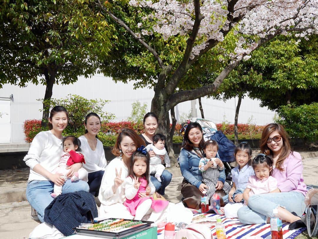 のインスタグラム：「・ 今日は、月①のコストコDay🛍 大人7人、子供6人の大所帯で爆買い👻 ・ そしてその帰りに、桜の下でピクニック🌮🍣 子供達可愛すぎるぞ❤️❤️ 最高の土曜日となりました💕💕 __________________________ #コストコ #お花見 #bff #幼馴染 #kids #love #週末」