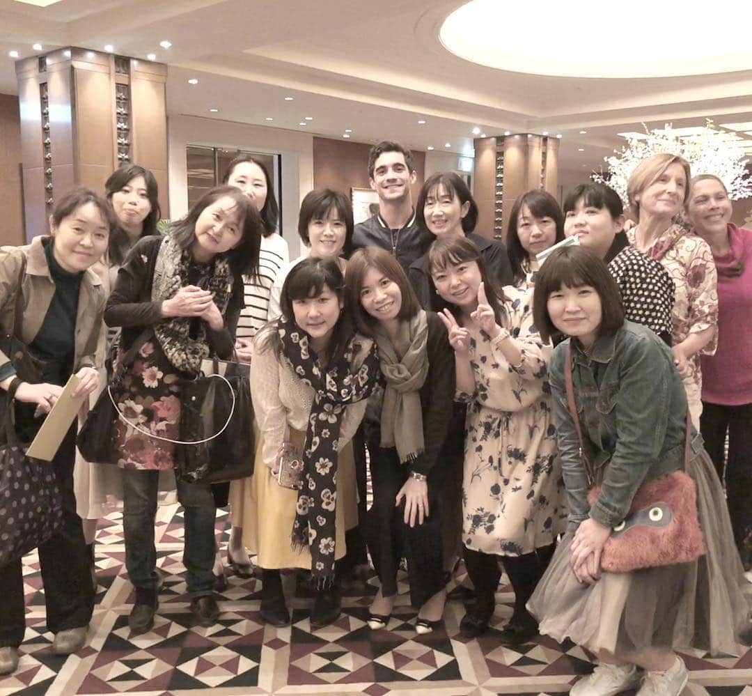 ハビエル・フェルナンデスさんのインスタグラム写真 - (ハビエル・フェルナンデスInstagram)「Thank you girls, it was great to see you all! I hope we can do another one soon 😊 🔝Fans🔝 #Japan」3月31日 10時46分 - javierfernandezskater